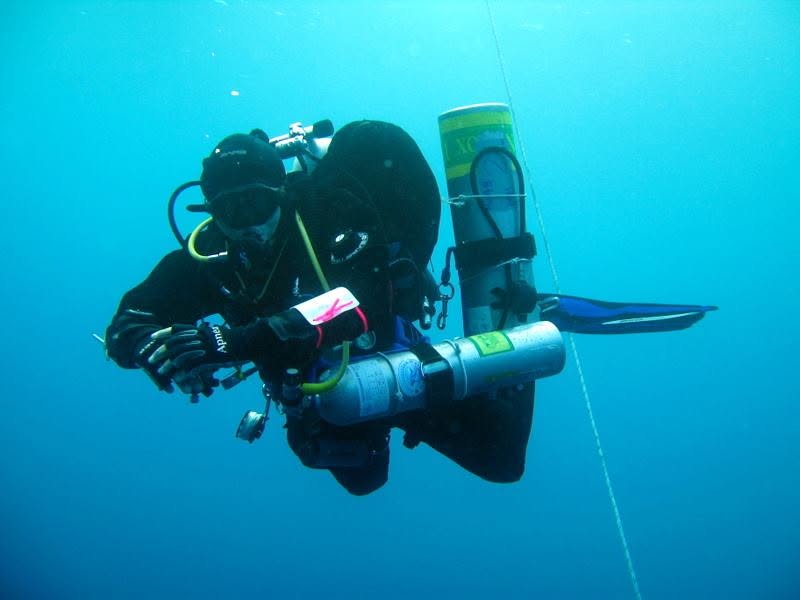 Underwater photographic documentation of a marine operation